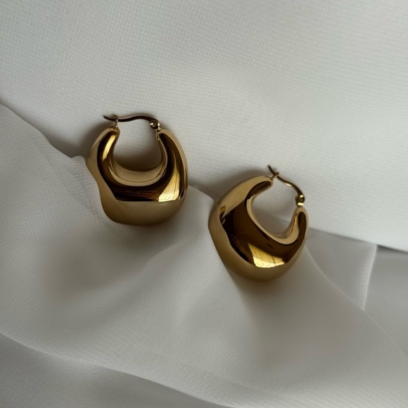 Trending Chunky Gold Hoop Earrings - Picture 2 of 3